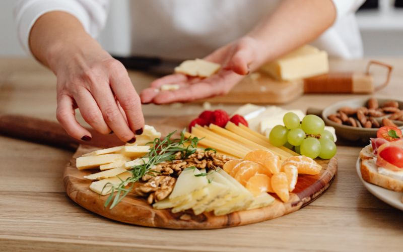 Cómo preparar una tabla de quesos y embutidos bonita