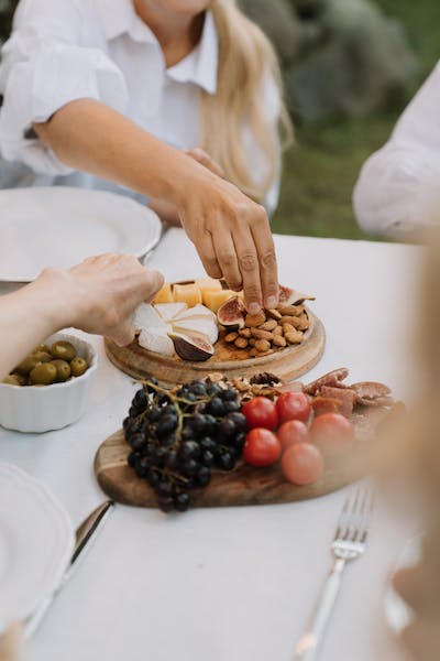 Plato de quesos con frutos secos y uvas